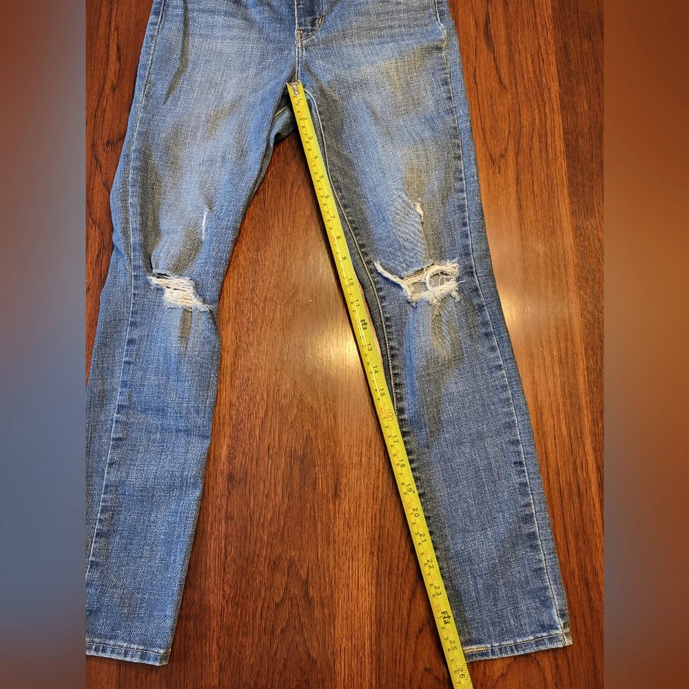 Levi's Women's 721 Hi-Rise Skinny Size 27 Light Wash Distressed Stretch Jeans